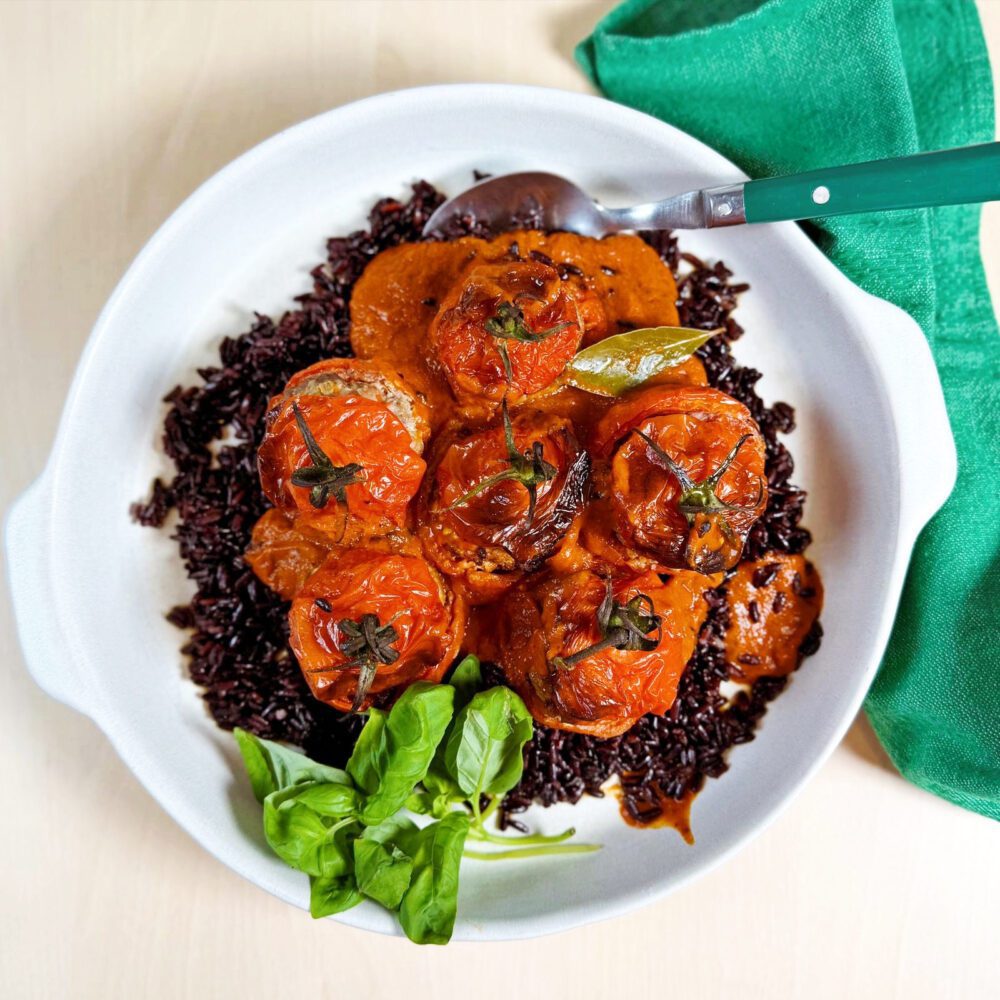 Tomates farcies, riz noir et coulis de tomates et poivron doux