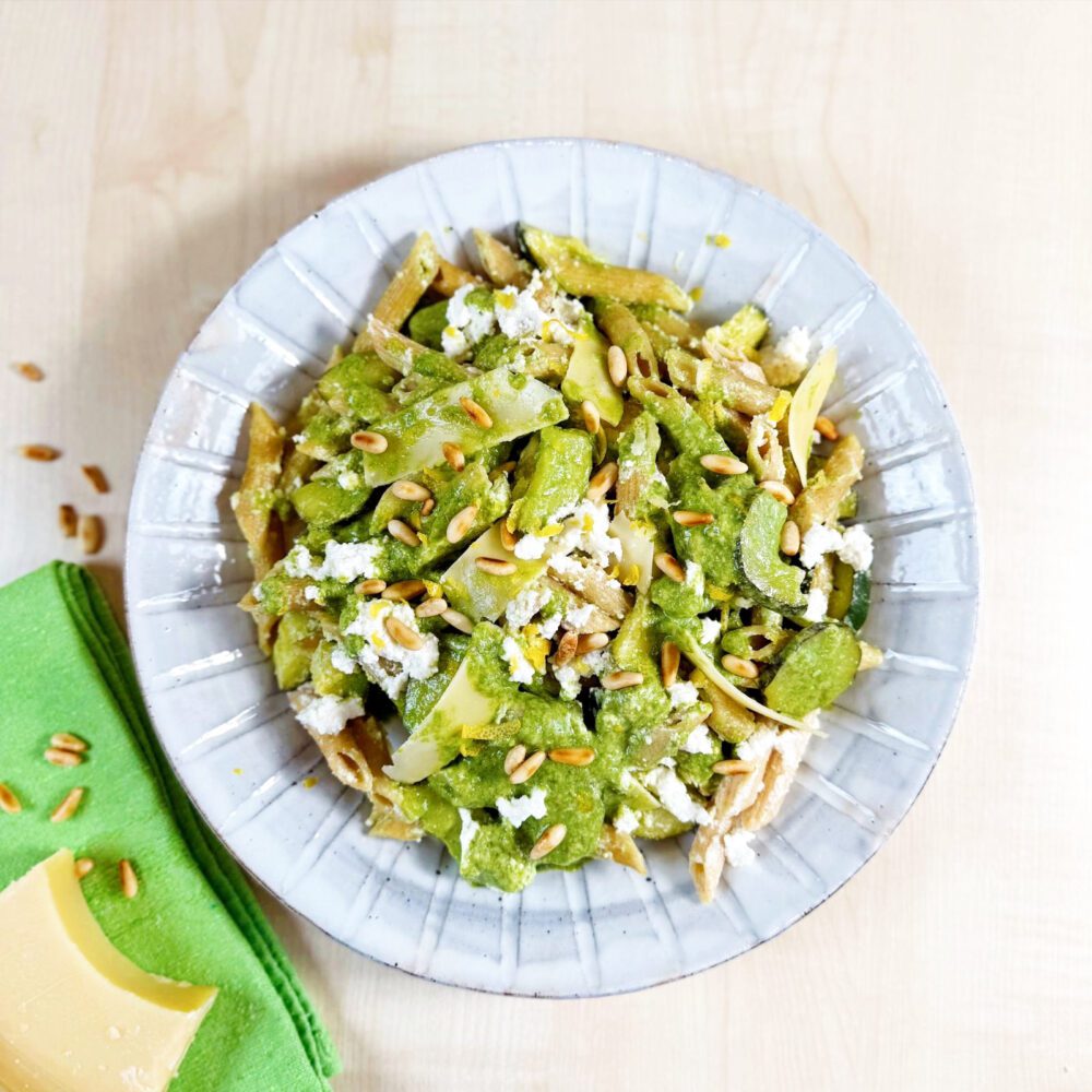 Penne au pesto, courgettes, ricotta et pignons